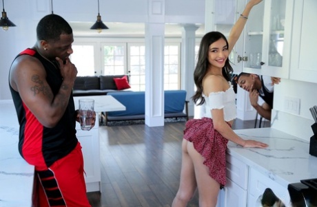 Худенькая молодая девушка Эмили Уиллис вступает в сексуальные отношения с большим черным членом 4