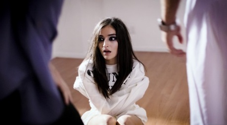 Крошечную молоденькую Эмили Уиллис освобождают от смирительной рубашки перед жестким сексом ММФ 3