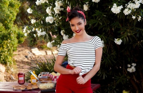 Милашка Эмили Уиллис приглашает тебя на озорной пикник 2