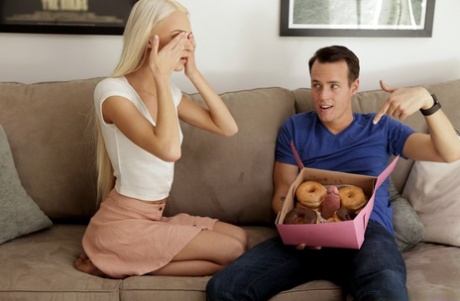 Красивая молоденькая Эмма Хикс отсасывает и трахается со своим сводным братом 1