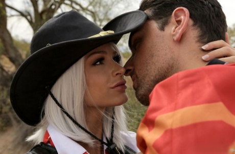 Худенькая девушка Эмма Хикс слизывает сперму с пальца после косплей-секса на зарослях кустарника 4