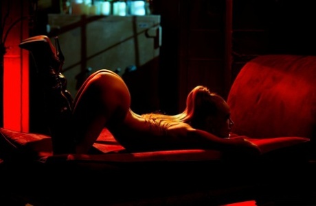 Светловолосая фотомодель Эмма Хикс позирует обнаженной в сапогах выше колена 12