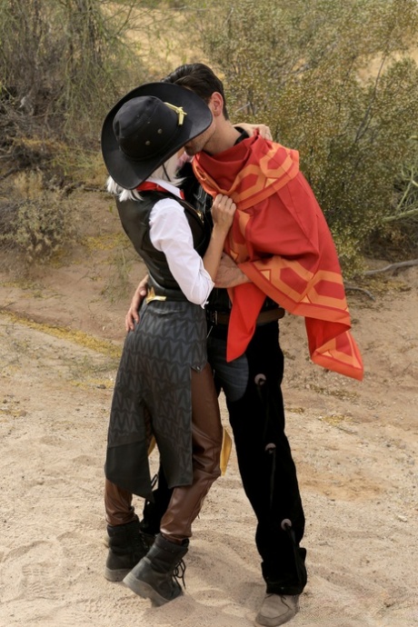 Худенькая девушка Эмма Хикс слизывает сперму с пальца после косплей-секса на зарослях кустарника 5