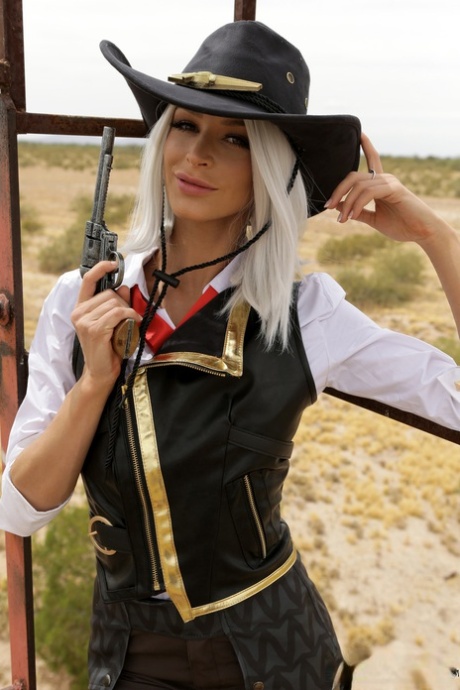 Худенькая девушка Эмма Хикс слизывает сперму с пальца после косплей-секса на зарослях кустарника 2