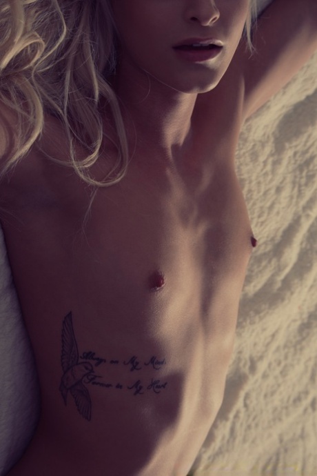 Великолепная блондинка Эмма Хикс полностью раздевается на кровати 13