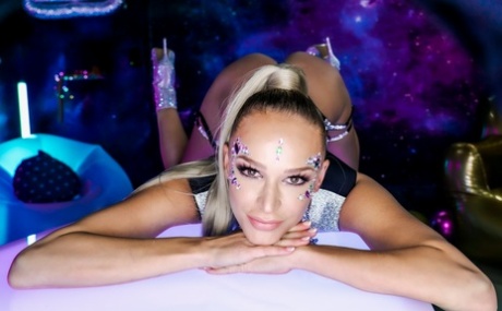 Горячая молоденькая Эмма Хикс собирает волосы в конский хвост во время экстремального анального секса 4