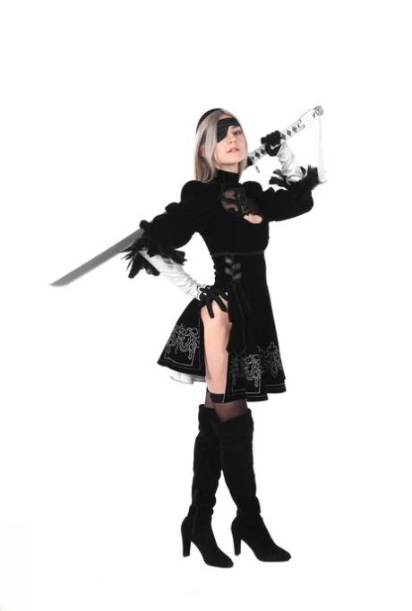 Платиновая блондинка Ева Элфи снимает костюм для косплея перед мастурбацией 1