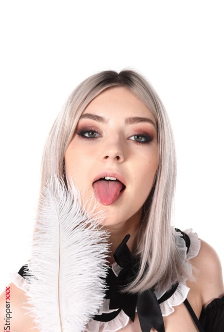 Платиновая блондинка горничная Ева Элфи вставляет вибратор в свою возбужденную вагину 2