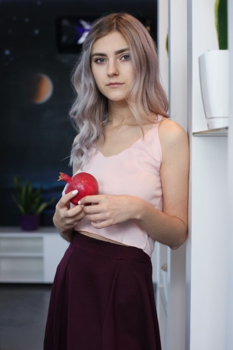 Молоденькая первокурсница обнажает гигантские сиськи, раздеваясь до розовых гольфов 1