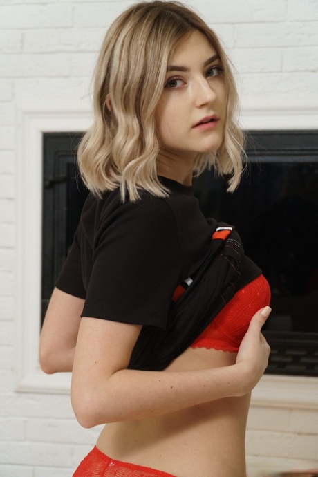 Грудастая первокурсница играет со свечным воском перед трахом пальцами в обнаженном виде 4