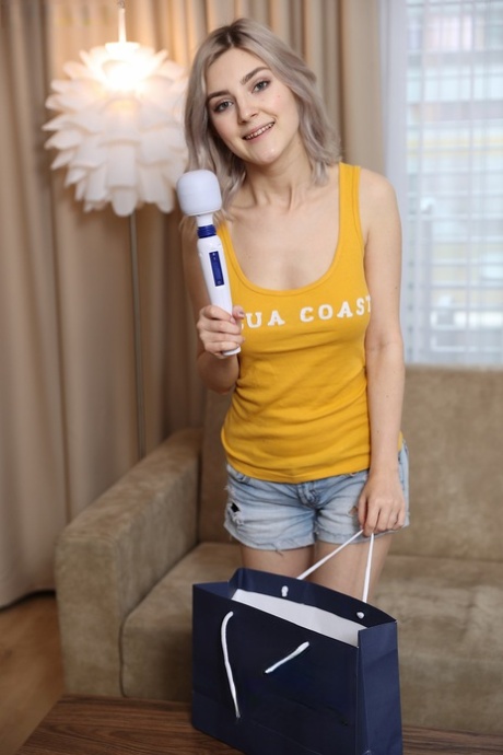 Любительская девушка Ева Элфи обнажает свои большие подростковые сиськи, прежде чем поиграть со своей лысой киской 3