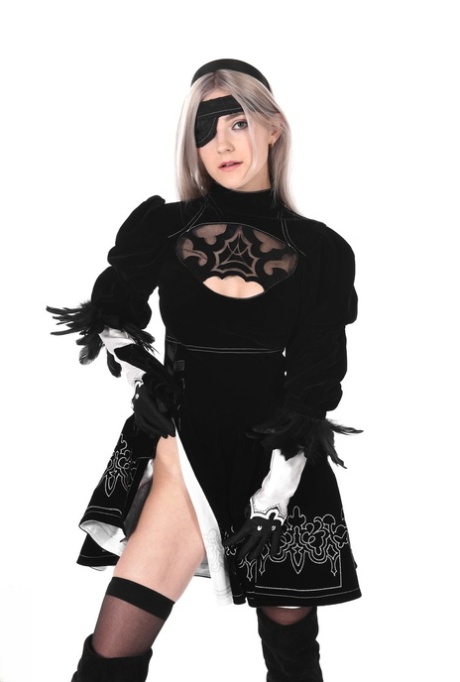 Платиновая блондинка Ева Элфи снимает костюм для косплея перед мастурбацией 2