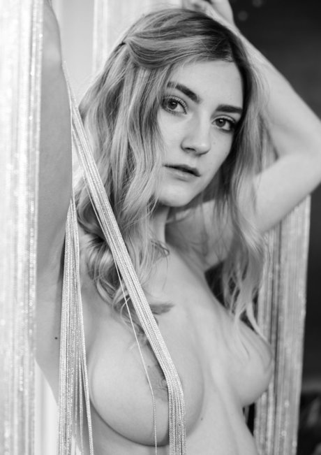 Молоденькая первокурсница обнажает гигантские сиськи, раздеваясь до розовых гольфов 15