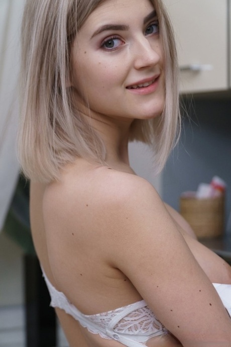 Очаровательная блондинка покрывает свое великолепное тело взбитыми сливками 4