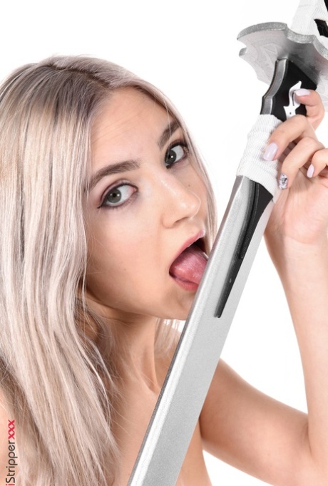 Платиновая блондинка Ева Элфи снимает костюм для косплея перед мастурбацией 11