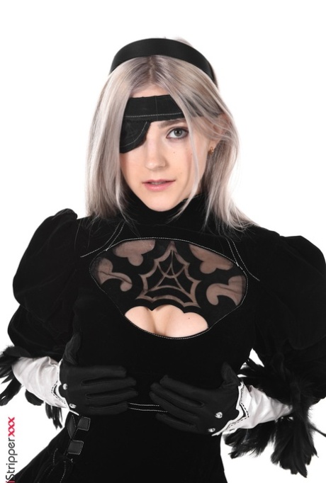 Платиновая блондинка Ева Элфи снимает костюм для косплея перед мастурбацией 3