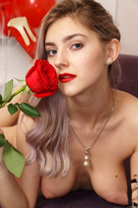 Сладкая молоденькая леди Джей мастурбирует свою идеальную киску на красных каблуках среди воздушных шаров 16