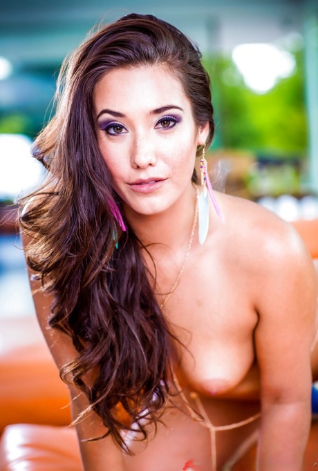 Брюнетка с пистолетом освобождает идеальные сиськи и сексуальную попку от нижнего белья 13