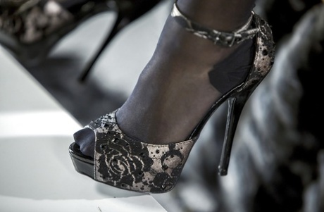 Горячая красотка Ева Ловия мастурбирует на высоких каблуках и в черных чулках 11