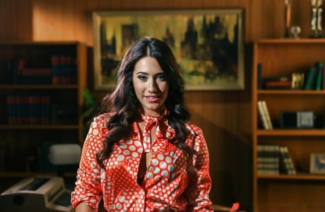 Знойная порнозвезда Ева Ловия демонстрирует большую и сочную задницу в нижнем белье 1