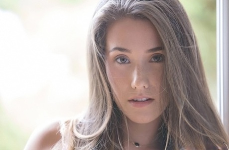 Сладкая красотка Ева Лория позирует обнаженной и демонстрирует свою киску крупным планом 2