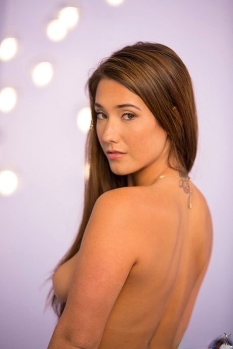 Симпатичная брюнетка Ева раздевается в этом красном платье, чтобы показать себя 8