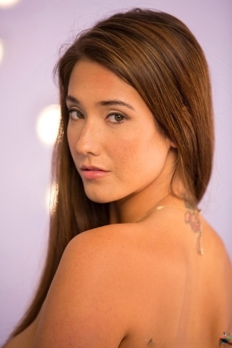 Симпатичная брюнетка Ева раздевается в этом красном платье, чтобы показать себя 7