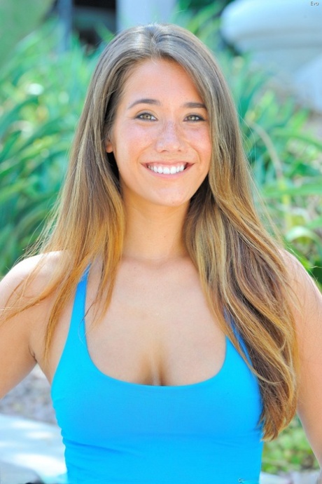 Красивая девушка в солнцезащитных очках и шортах сверкает идеальными сиськами на публике 10