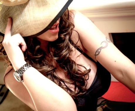 Одетая женщина Ева Нотти демонстрирует свое хорошенькое личико в шляпе от солнца 2