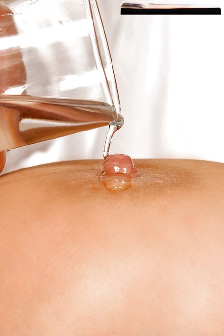 Грудастая милфа Ева Нотти с большими сиськами и сосками, смазанными маслом на массажном столе 9