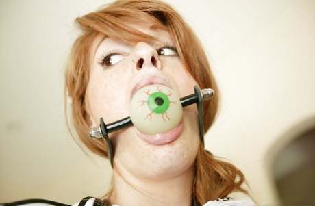 Рыжеволосая молоденькая Фэй Риган получила жесткий проникающий удар в свою тугую пизду 1