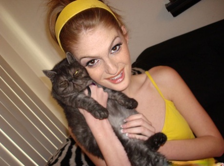 Молодая рыжеволосая любительница Фэй Риган показывает свое великолепное тело 1