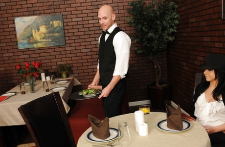 Две похотливые мамочки в джинсах соблазняют своего официанта и дразнят его член 6