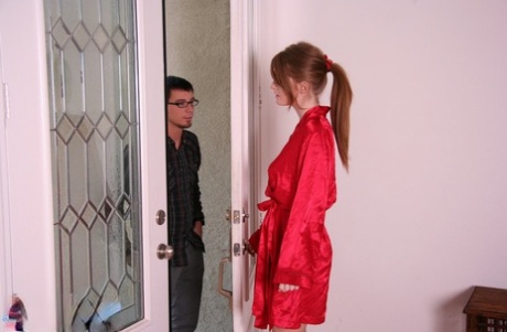 Горячая модель Фэй Рейган в шелковом белье демонстрирует длинные ноги на высоких каблуках 1