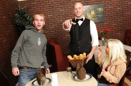 Две похотливые мамочки в джинсах соблазняют своего официанта и дразнят его член 14