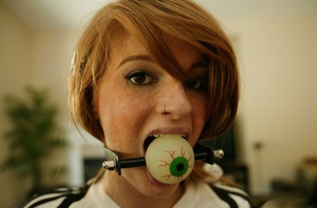 Молоденькую красотку Фэй Риган связывают и трахают с кляпом во рту 3