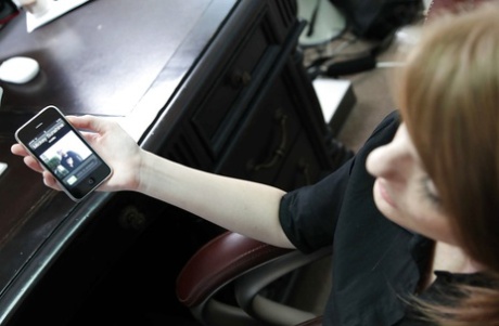 Рыжеволосую Фэй Рейган с большими сиськами трахают в офисе 1