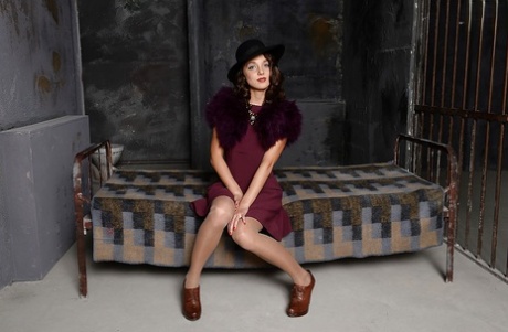 Очаровательная красотка раздевается, тщательно обнажая свои привлекательные сиськи 1