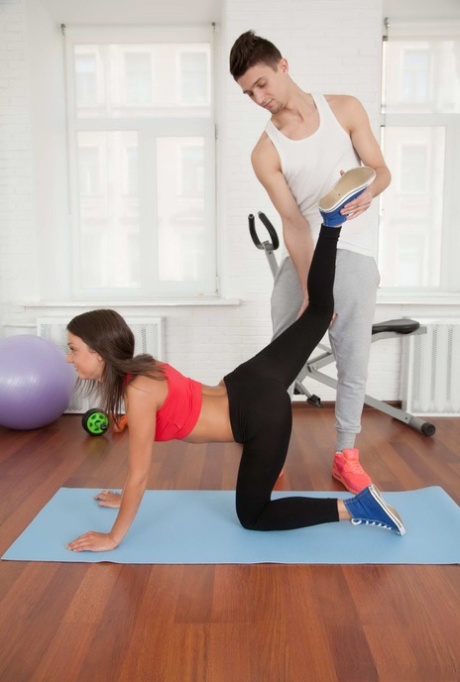 Спортивная девушка смазывает лицо спермой после секса со своим личным тренером 2