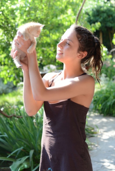 Юная легалистка снимает с себя одежду и позирует обнаженной на надувном матрасе 16