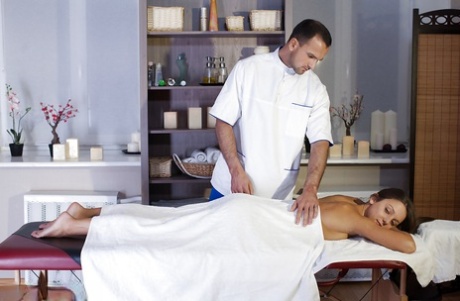 Крошечная европейская девушка Фокси Ди получает массаж и лижет киску 1