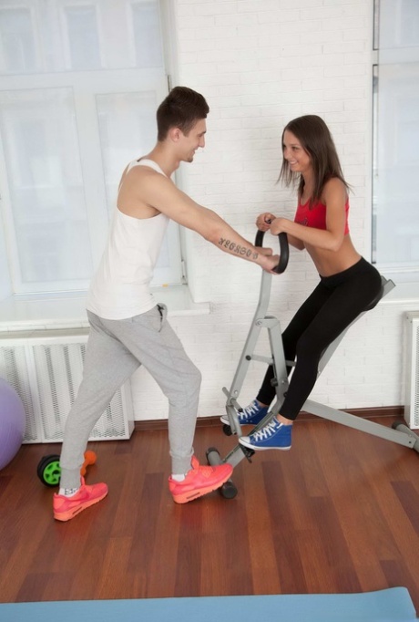 Спортивная девушка смазывает лицо спермой после секса со своим личным тренером 1