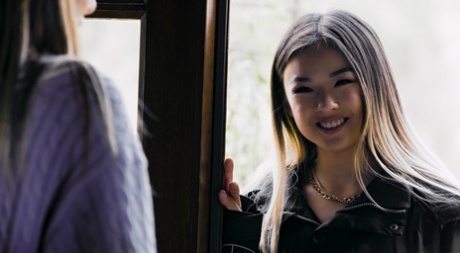 Девушки-лесбиянки собираются вместе для женского секса втроем на диване 2