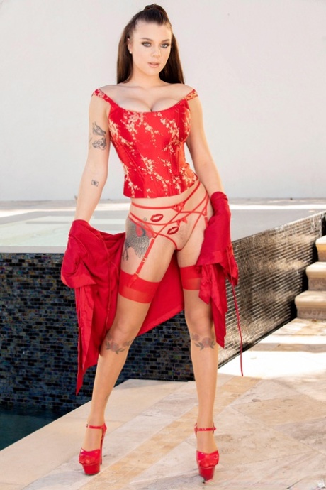 Молоденькая порнозвезда Габби Картер показывает свои огромные сиськи перед тем, как отсосать большой член 2