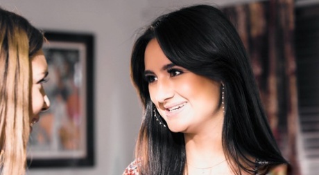 Девушки-лесбиянки собираются вместе для женского секса втроем на диване 3