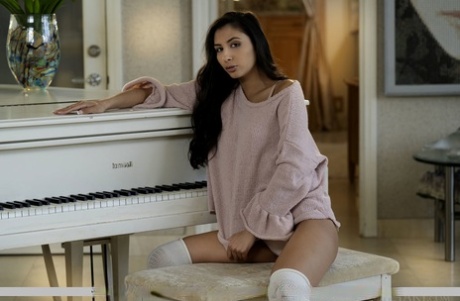 Молоденькая латиноамериканка Джанна Диор раздевается до длинных белых носков во время великолепных сольных поз 1