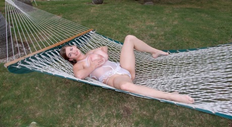 Горячие милф-женщины снимают бикини, обнажая большие сиськи на пляже 16