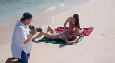 Горячие милф-женщины снимают бикини, обнажая большие сиськи на пляже 6