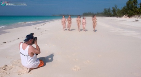 Горячие милф-женщины снимают бикини, обнажая большие сиськи на пляже 13