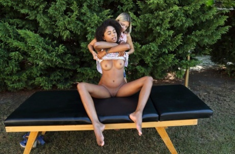 Межрасовые лесбиянки Джина Герсон и Луна Корасон занимаются сексом на столе во дворе 2